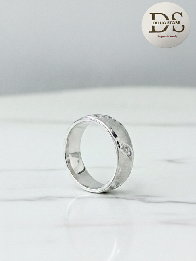 “Infinite Laurel” Wedding Band in 925 Sterling Silver