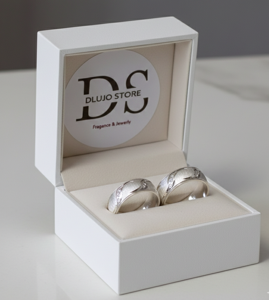 “Infinite Laurel” Wedding Band in 925 Sterling Silver