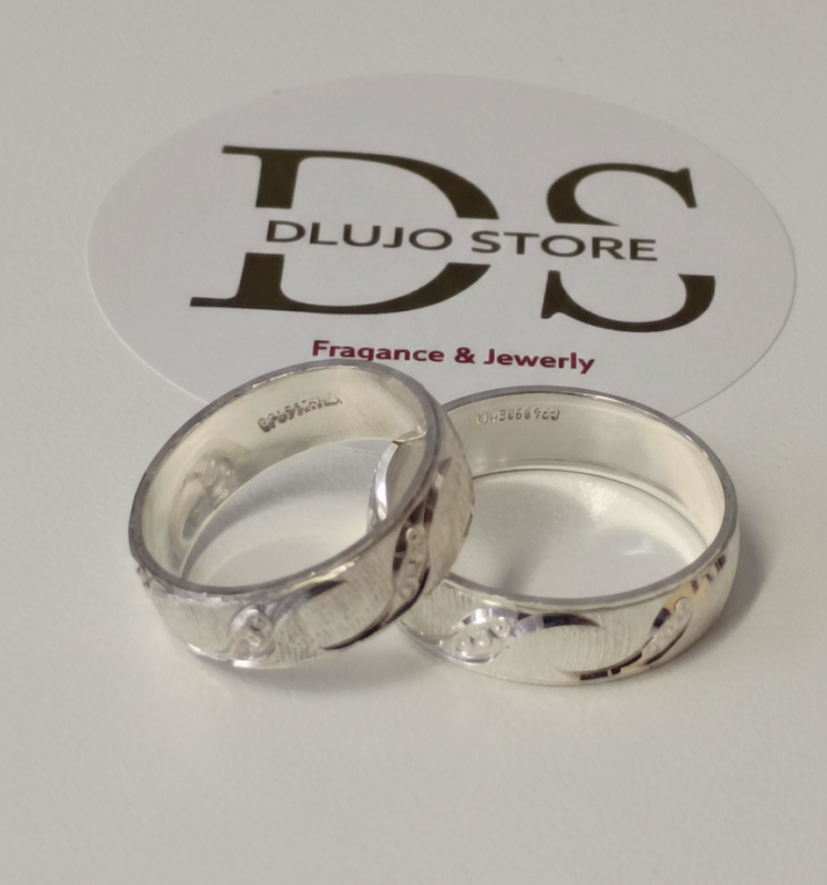 “Infinite Laurel” Wedding Band in 925 Sterling Silver