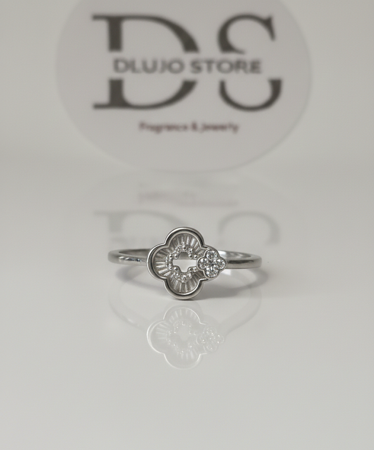 Anillo “Radiante Clover” en Plata de Ley 925