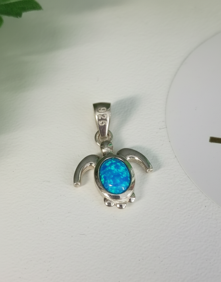 Dije Tortuga Marina en Plata 925 con Ópalo Azul Creado