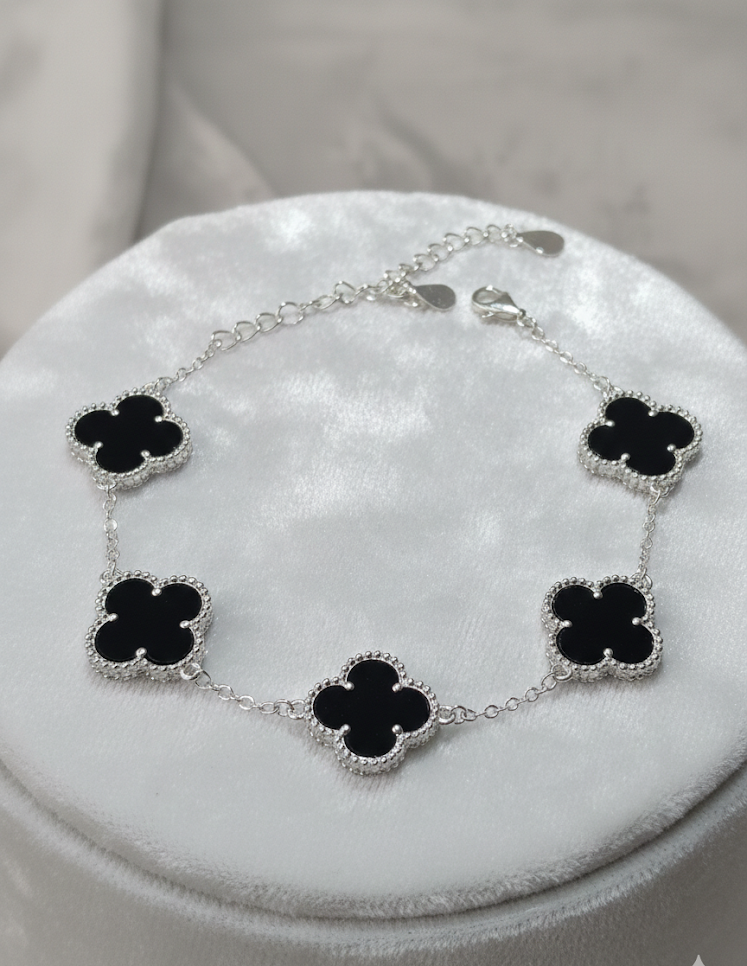 Pulsera Trébol Vand Elegancia en Plata y Ónix