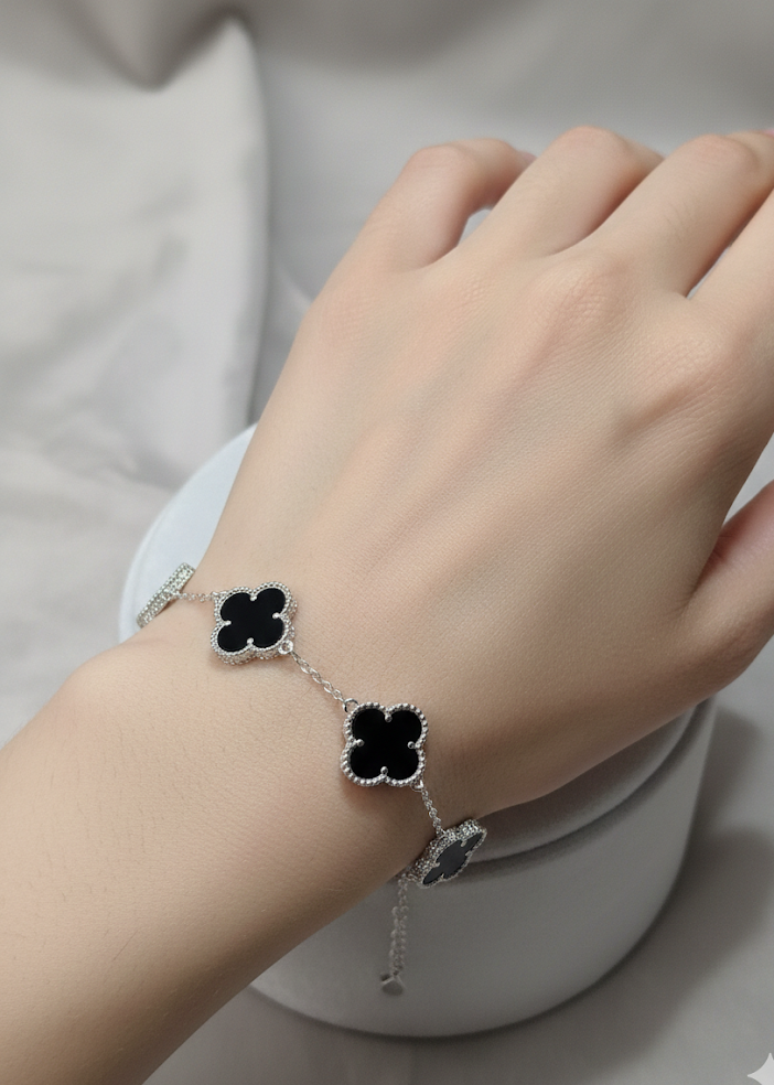 Pulsera Trébol Vand Elegancia en Plata y Ónix
