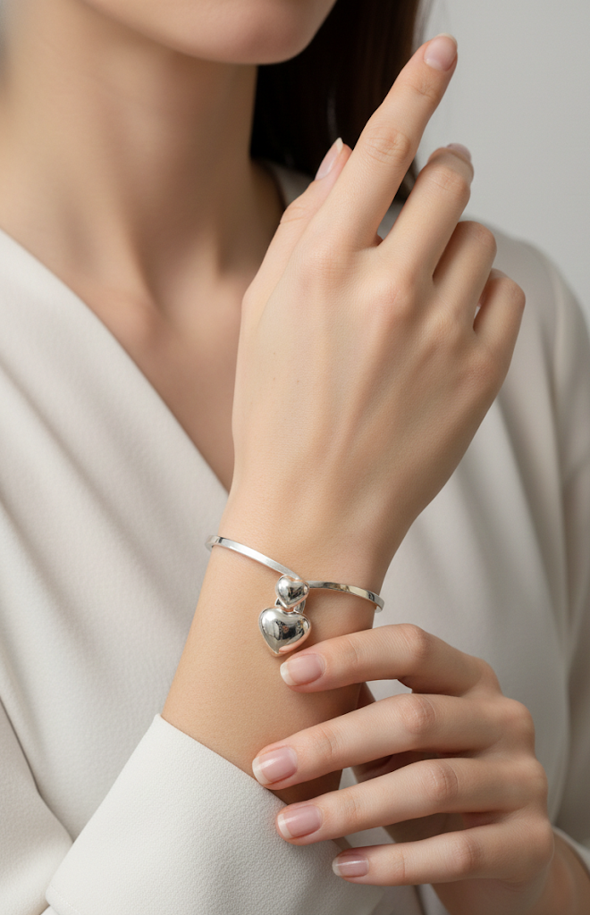 Brazalete “Corazones Entrelazados” en Plata de Ley 925