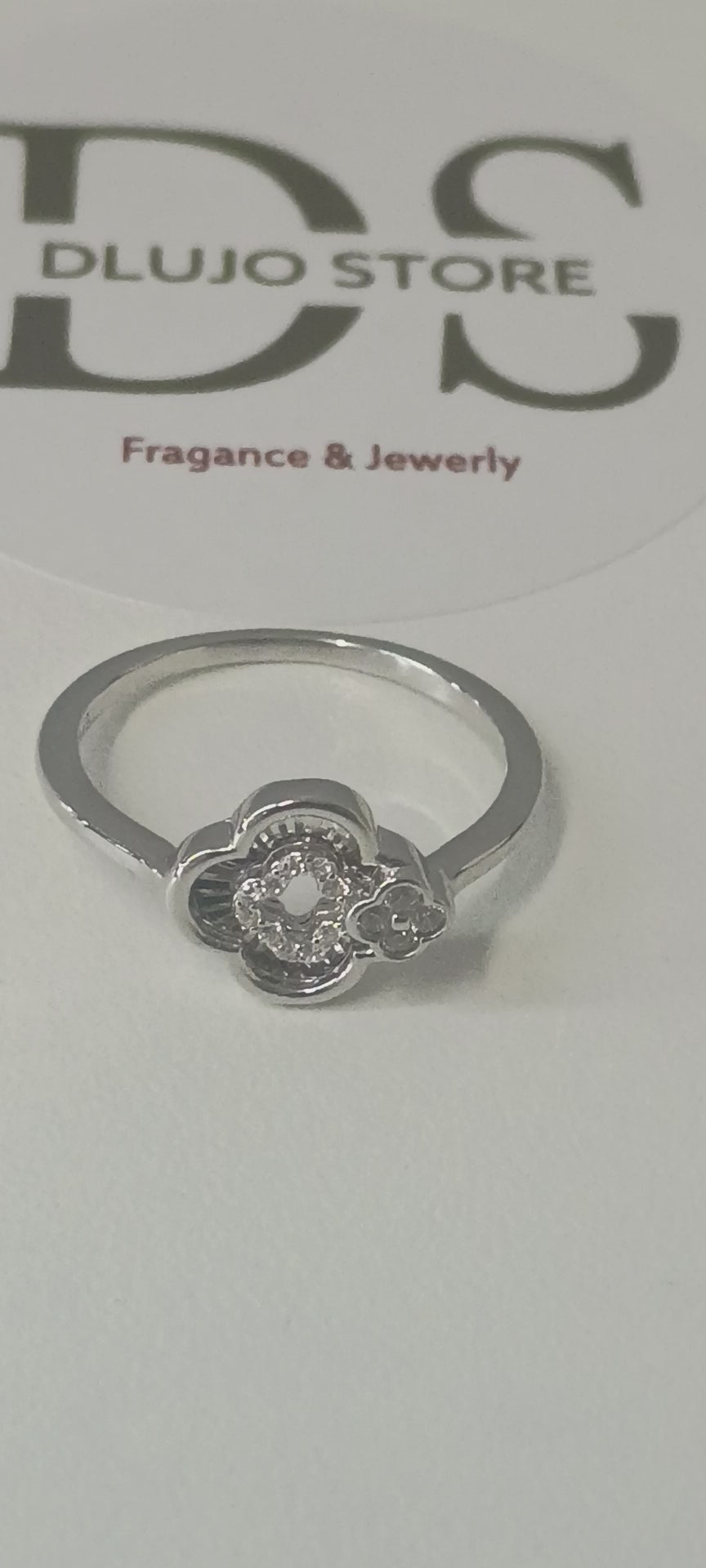 Anillo “Radiante Clover” en Plata de Ley 925