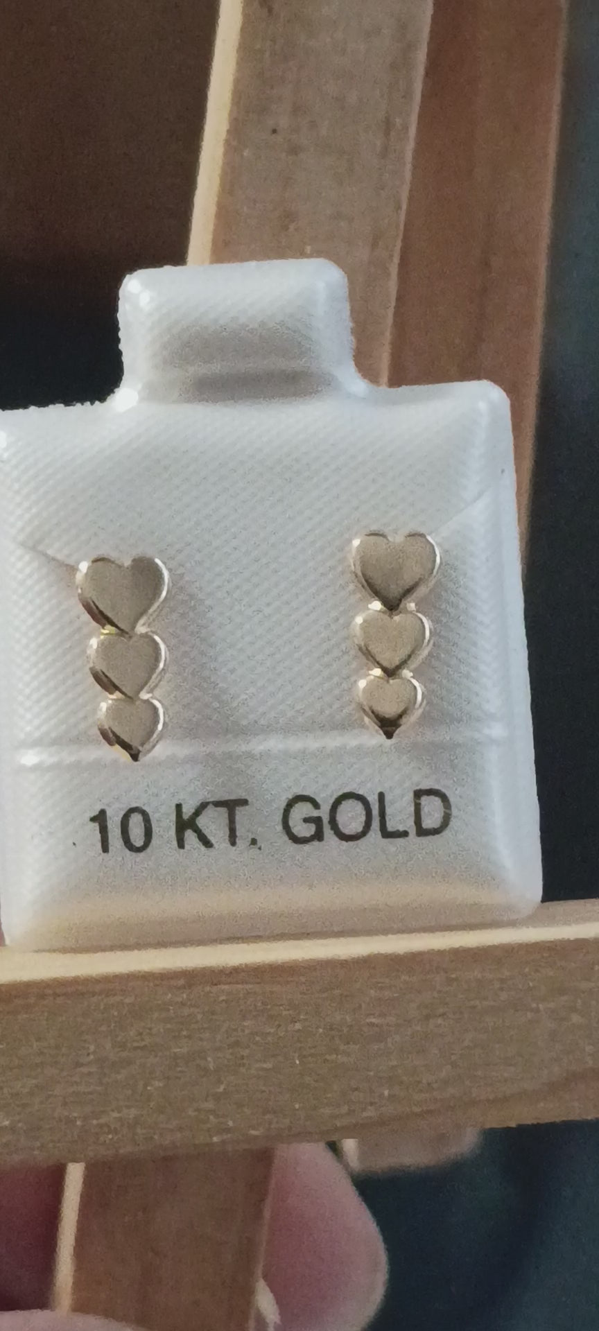 Aretes de Tres Corazones Escalonados en Oro 10K
