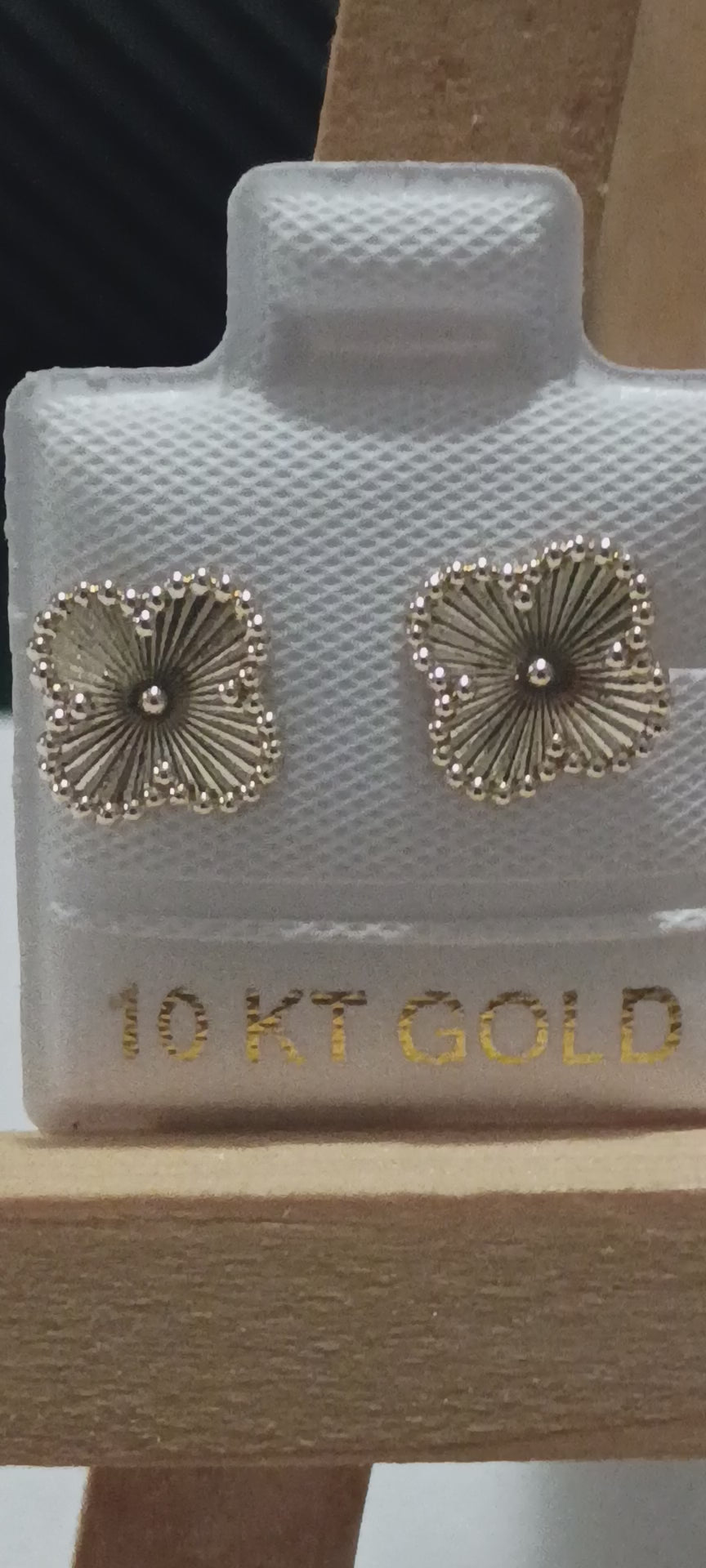 Aretes Diseño Trébol Radiante en Oro 10K