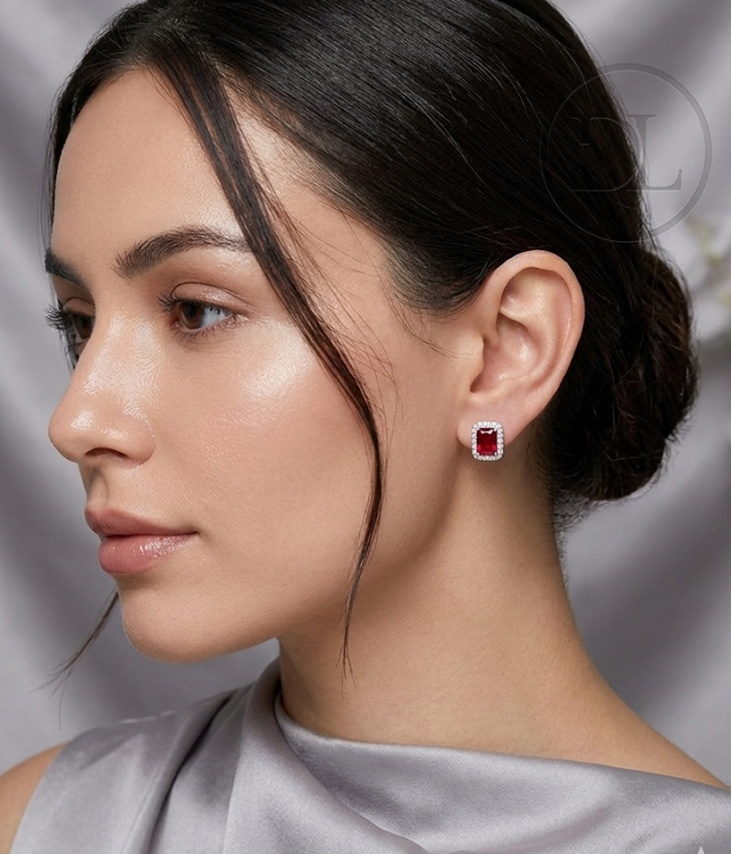 Elegancia Atemporal con Circonias Rojas y Halo de Brillantes