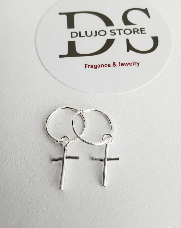 Argollas con Dije de Cruz – Estilo Minimalista y Versátil