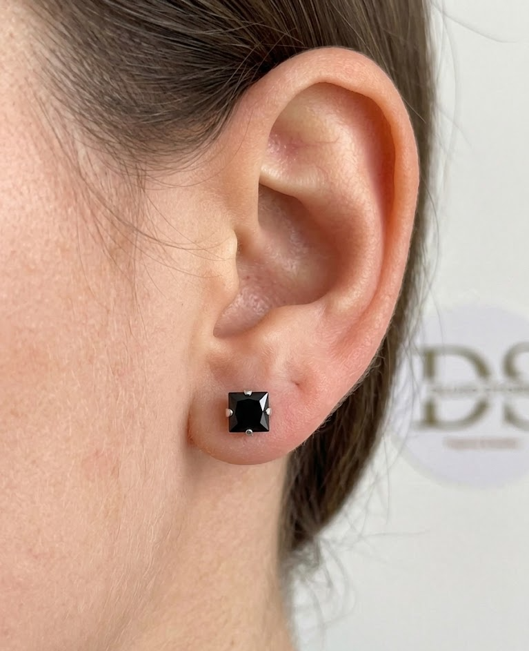 Aretes Broquel Cuadrados en Plata .925 – Elegancia Minimalista