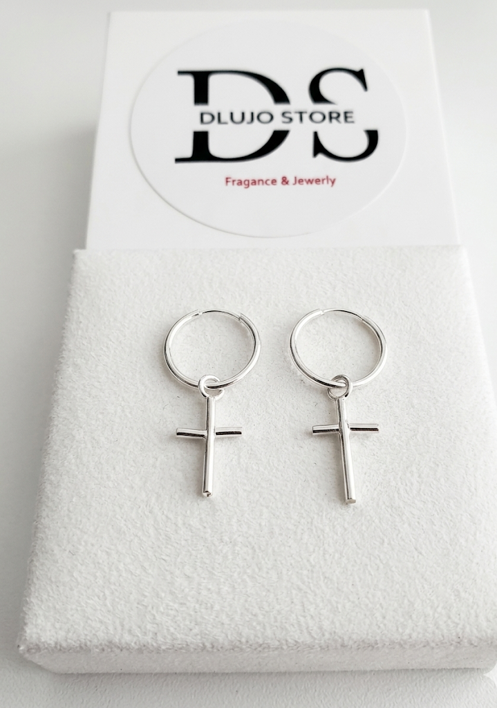 Argollas con Dije de Cruz – Estilo Minimalista y Versátil