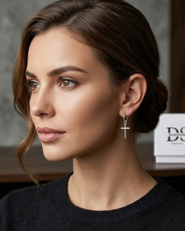Argollas con Dije de Cruz – Estilo Minimalista y Versátil