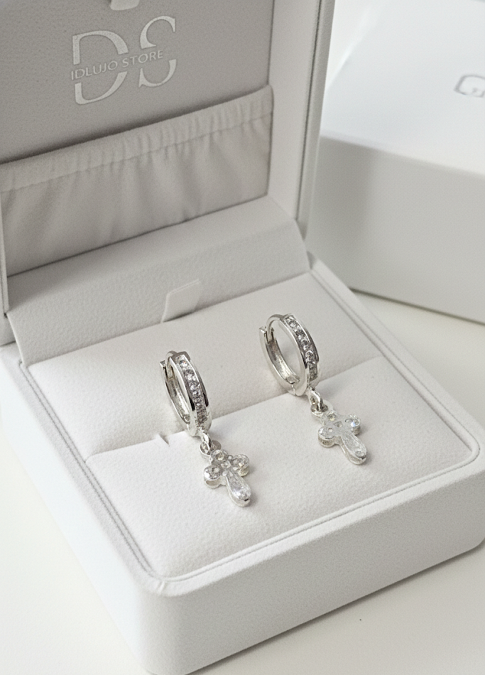 Huggies "Cruz " – Elegancia Clásica en Plata de Ley